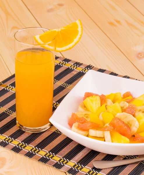 Oranje sap en fruit salade. — Stockfoto