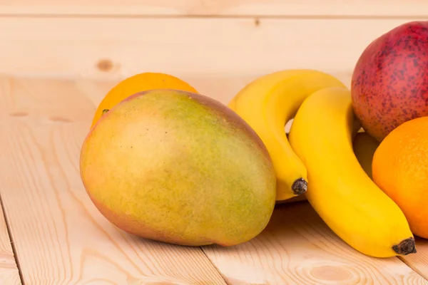 Assortiment festif coloré de mangues et bananes — Photo