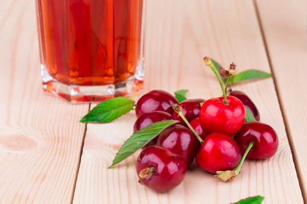 Fragmento de cerezas dulces maduras y jugo . — Foto de Stock