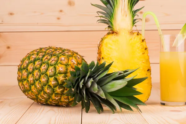 Gesneden en hele ananas — Stockfoto