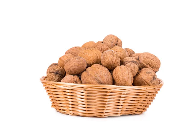 Cesta de mimbre llena de nueces — Foto de Stock