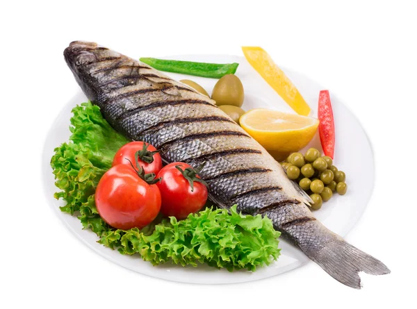 Pescado a la parrilla con verduras. —  Fotos de Stock