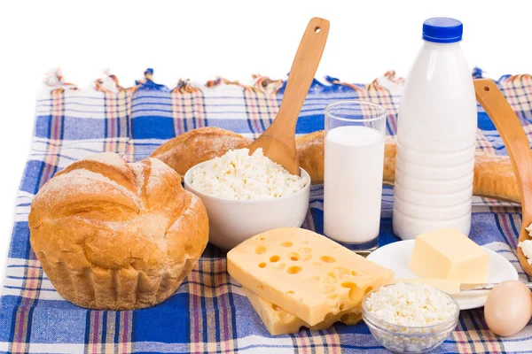 Productos lácteos frescos y deliciosos —  Fotos de Stock