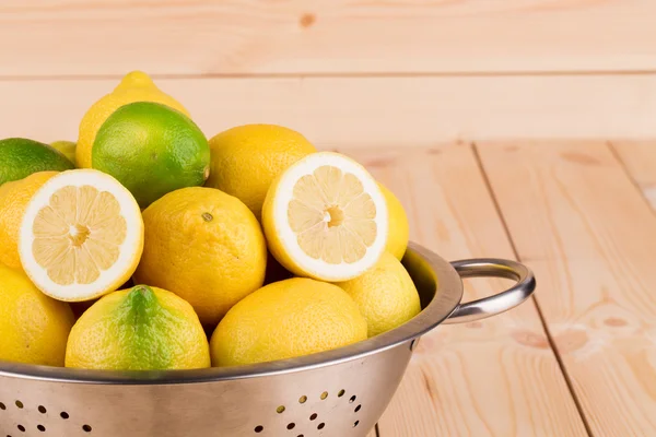 Zitronen und Limetten — Stockfoto