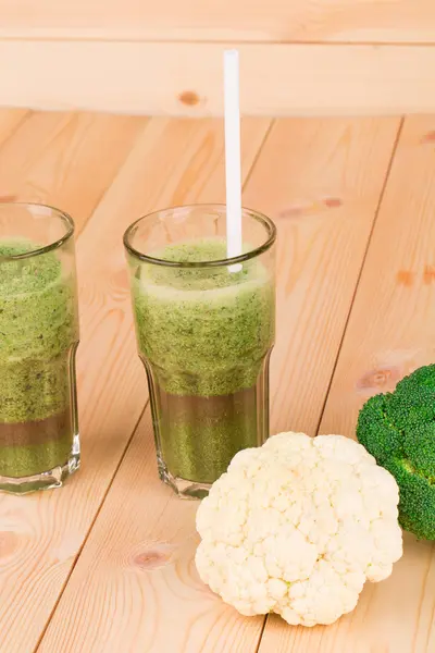 Verres pleins de jus de kiwi savoureux et de brocoli — Photo