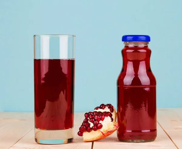 Garrafa de suco de romã — Fotografia de Stock