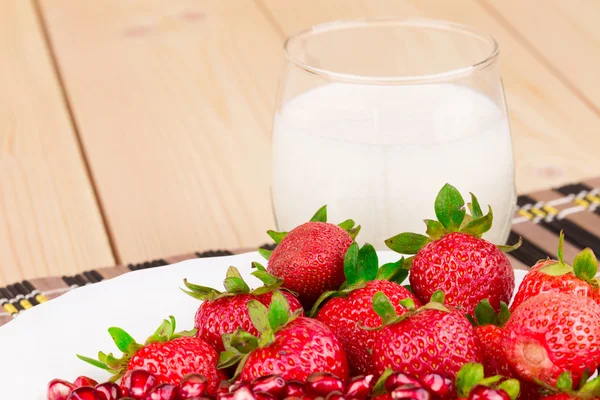 Lait frais et fraise — Photo