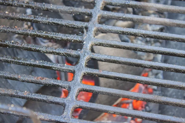 Glowing coals under the grid. — Stock Photo, Image