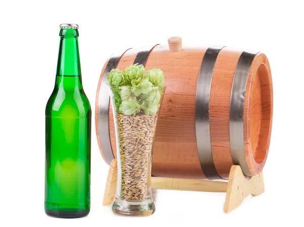 Barile di birra con bicchieri di birra — Foto Stock