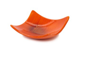 Renkli camdan yapılmış kare bir fincan tabağı. Beyaz arka planda izole edilmiş. Yakın plan..