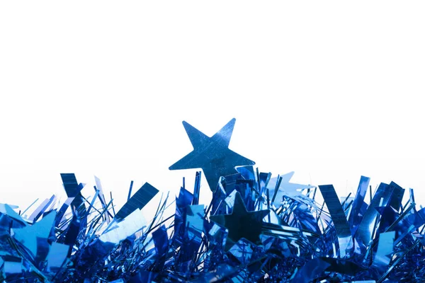 Tinsel Azul Navideño Con Estrellas Encuentra Una Superficie Blanca Primer — Foto de Stock