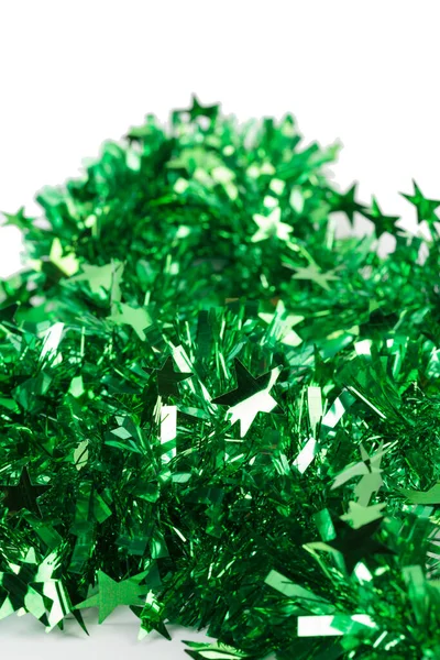 Tinsel Navidad Verde Con Estrellas Encuentra Una Superficie Blanca Primer —  Fotos de Stock