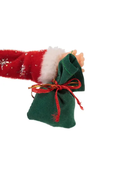 圣诞老人的手拿着一个装有礼物的绿袋 被白色的背景隔离了四 后续行动 — 图库照片