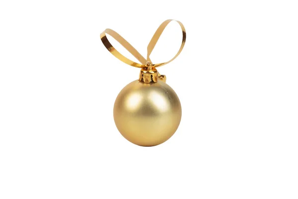 Zlatý Vánoční Míč Zlatou Stuhou Izolované Bílém Pozadí Detailní Záběr — Stock fotografie