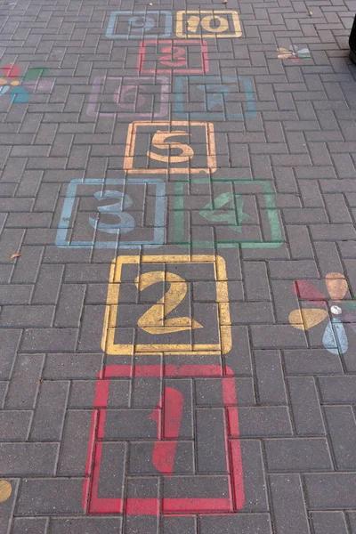 Crianças Clássicos Jogar Salto Número Colorido Jogo Cidade Cinzenta Rua — Fotografia de Stock