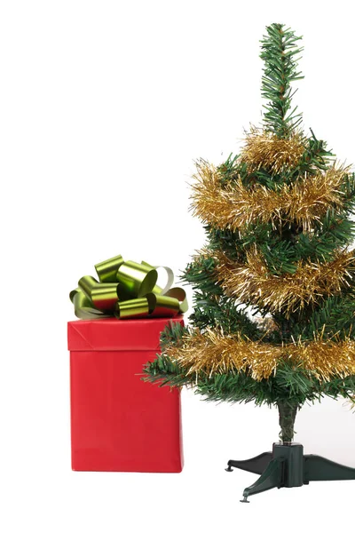 新年马上就要到了 心情会好起来的 精美的圣诞树下的彩色包装中的礼物 被白色的背景隔离了四 后续行动 — 图库照片