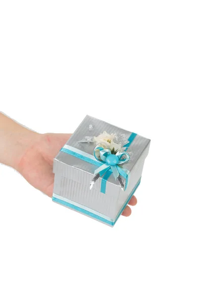 Coffret Cadeau Avec Arc Bleu Main Isolé Sur Fond Blanc — Photo