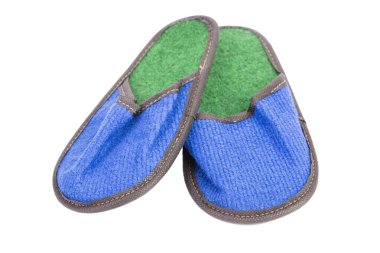Keçeden yapılmış terliklerin mavi-yeşil rengi vardır. Beyaz arka planda izole edilmiş. Yakın plan..