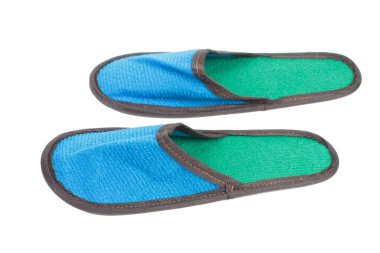 Keçeden yapılmış terliklerin mavi-yeşil rengi vardır. Beyaz arka planda izole edilmiş. Yakın plan..