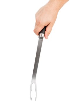 Bir el barbekü çatalını tutar. Beyaz bir arkaplanda izole edilmiş.