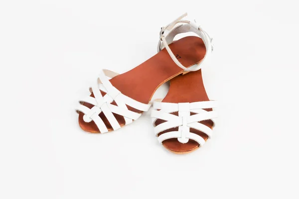 Dámské Sandály Bílé Kůže Nízkými Podpatky Nachází Bílém Povrchu Detailní — Stock fotografie