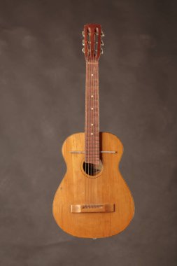 Eski gitar kırık akustik gitar. Arka plan kahverengi. Yakın plan..