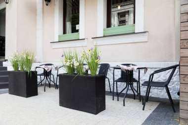 Açık kafe çiçek masalarıyla süslenmiş. Bir arkadaşla kahve içmek için rahat bir yer..