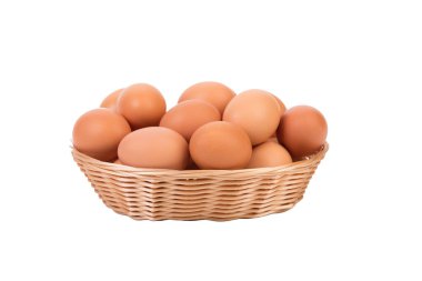 Hasır sepette taze yumurta. Beyaz arka planda izole edilmiş. Yakın plan..