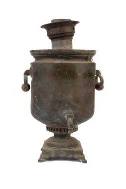 Örümcek ağında kirli bir Rus semaveri. Beyaz arkaplan üzerinde Isolete. Yakın plan..