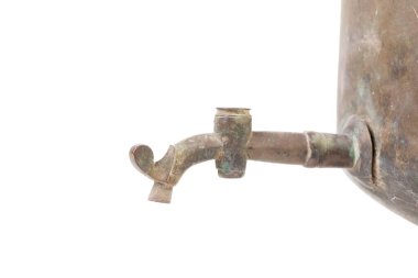 Örümcek ağına takılmış eski bir Rus semaveri. Beyaz arkaplan üzerinde Isolete. Yakın plan..