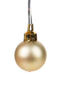 Altın bir kurdeleyle altın bir Noel balosu. Beyaz arka planda izole edilmiş. Yakın plan..