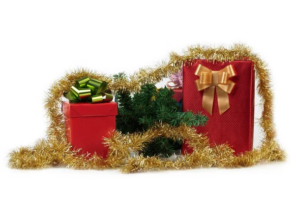 弓とクリスマスツリーを持つ2つの赤い箱 白い背景の上に隔離された — ストック写真