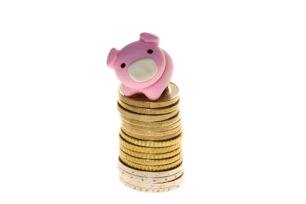 Figurina de um porco rosa em uma pilha de centavos — Fotografia de Stock