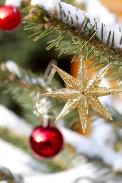 Součástí vánoční stromeček s ozdobami — Stock fotografie