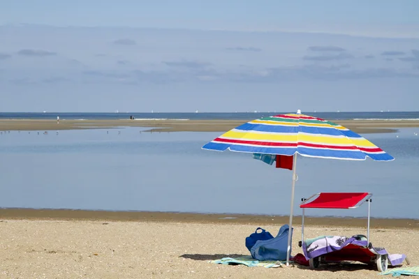 Пляжна парасолька на пляжі — стокове фото