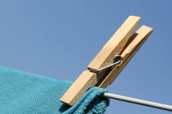 Espinha de roupa em uma toalha de perto — Fotografia de Stock