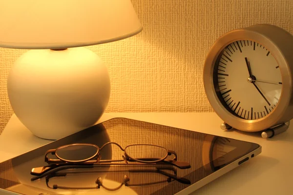 Gece lambası, tablet ve gözlük — Stok fotoğraf