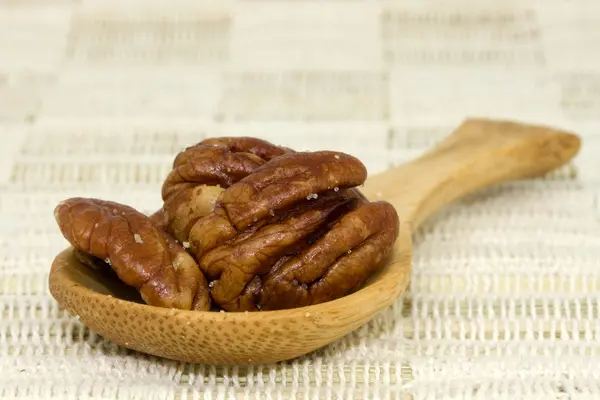 Smakelijke pecan op de houten lepel — Stockfoto