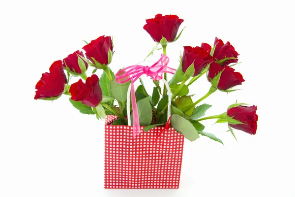 Rosas rojas en bolsa de papel —  Fotos de Stock