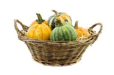 kabak üzerine beyaz izole reed sepeti