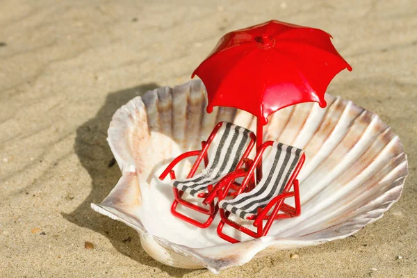 Seashell ile minyatür şezlong — Stok fotoğraf