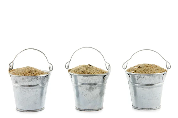 Üç kumla dolu kovalar