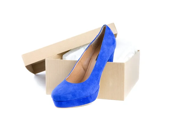 Sapato de salto alto azul em uma caixa de papelão — Fotografia de Stock