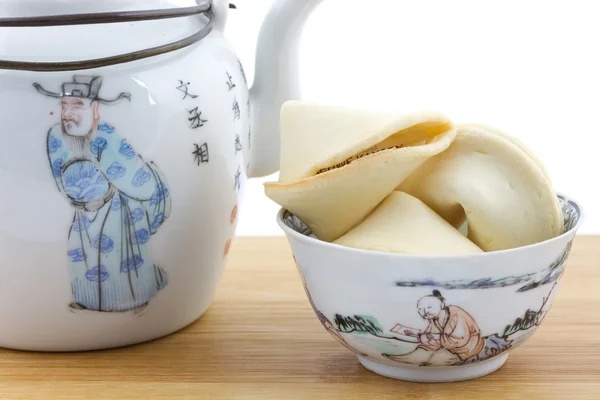 Çin kase ve servet çerezler ile çaydanlık — Stok fotoğraf
