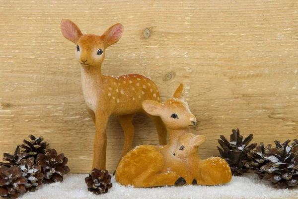 Herten familie speelgoed met denneappels — Stockfoto