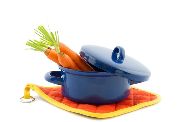 Blauwe koken pan gevuld met wortelen — Stockfoto