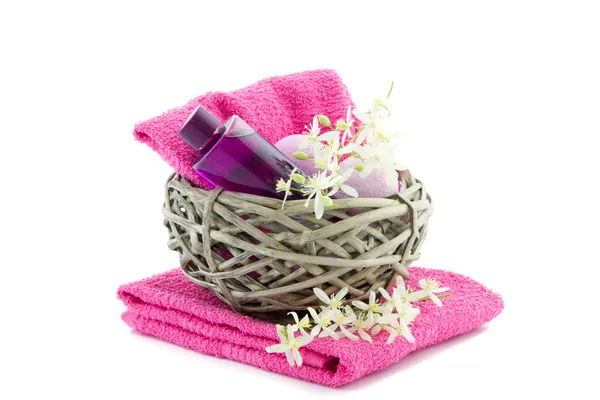 Prodotti da bagno rosa in un cestino — Foto Stock
