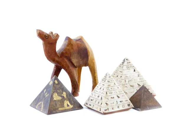Madera egipcia miniatura camello y pirámides — Foto de Stock