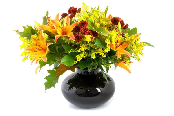 Podzimní kytice v černé vázy, samostatný — Stock fotografie