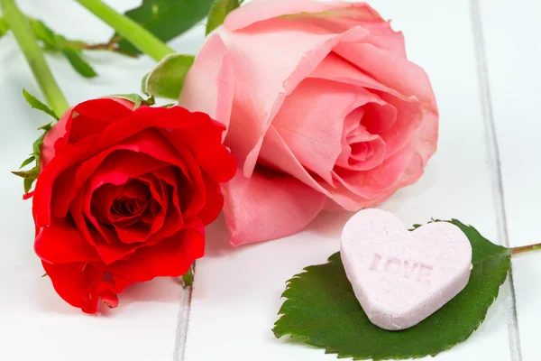 Red and pink rose and candy heart — Stock Photo, Image